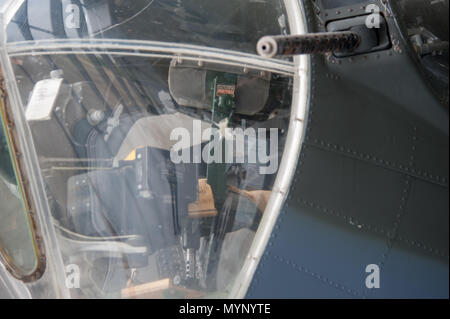Nahaufnahme des Turms und des Cockpits eines Oldtimer-Militärflugzeugs mit sichtbarem Geschützrohr und Bedienelementen im Inneren, ausgestellt auf der IWM Duxford, Großbritannien. Stockfoto
