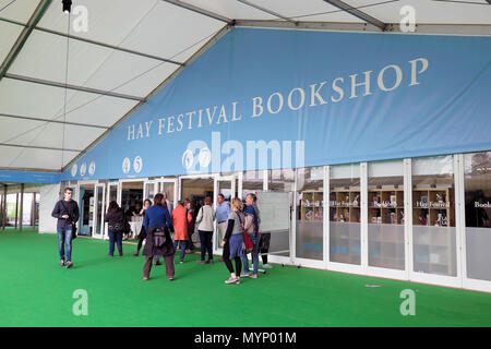 Besucher außerhalb der Hay Festival Buchhandlung, wo Autoren und Leser für Buch und Bücher kaufen Heu treffen Stand-on-Wye, Wales UK KATHY DEWITT Stockfoto