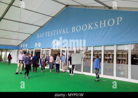 Besucher außerhalb der Hay Festival Buchhandlung Festzelt und Zeichen Nachdem Sie Bücher in Hay-on-Wye unterzeichnet Wales UK KATHY DEWITT Stockfoto