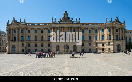 Berlin, Deutschland - Juni 2018: Humboldt Universität zu Berlin. Alte Universität, Gebäude auf dem Bebelplatz ist einer der ältesten Berliner Universitäten, in gegründet. Stockfoto