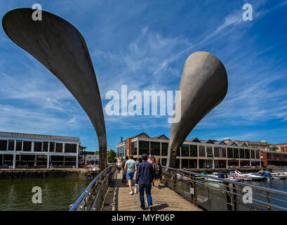 Der Pero Fußgängerbrücke und die Wasserscheide in Bristol, Avon, Großbritannien am 6. Juni 2018 getroffen Stockfoto