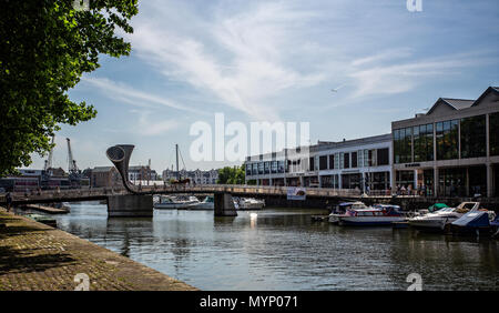 Der Pero Fußgängerbrücke und die Wasserscheide in Bristol, Avon, Großbritannien am 6. Juni 2018 getroffen Stockfoto