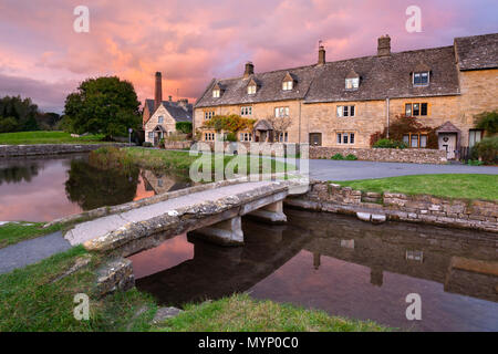 Steinerne Brücke und cotswold Stone Cottages durch den Fluss Auge bei Sonnenuntergang, Lower Slaughter, Cotswolds, Gloucestershire, England, Vereinigtes Königreich, Europa Stockfoto