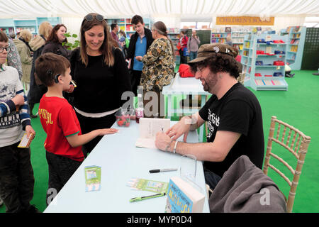 Kinder Thema Andy Stanton Unterzeichnung sein Buch "Natboff! Eine Million Jahre der Dummheit' für Kinder Hay Festival Buchhandlung Hay-on-Wye, UK KATHY DEWITT Stockfoto