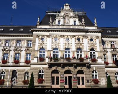 BIELSKO-BIALA, Polen im August 2017: Erhöhung von historischen Rathaus Gebäude im europäischen Zentrum vom Parkplatz gesehen mit klaren blauen Himmel in warmen Stockfoto