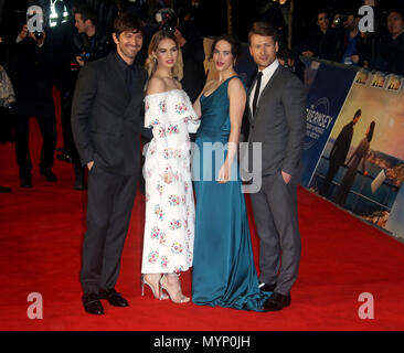 April 9, 2018 - Michiel Huisman, Lily James, Jessica Braun Findlay und Glen Powell an der Guernsey Literarische und Kartoffel schälen Pie Gesellschaft Welt P Stockfoto