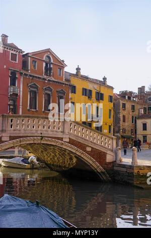 Ponte dei Frari über den Rio dei Frari, San Polo, Venedig, Italien: Campo dei Frari über Stockfoto