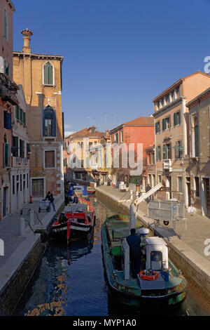 Rio della Frescada, San Polo, Venedig, Italien: Müllabfuhr von Canal Stockfoto