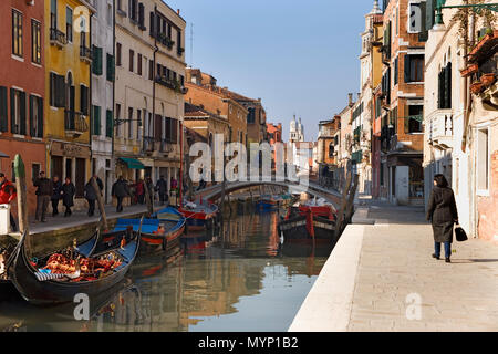 Rio di San Barnaba, Dorsoduro Venedig, Italien: besetzt Kanal und Straße, mit Ponte dei Pugni, und in der Ferne die Türme von San Angelo Raffaele Stockfoto