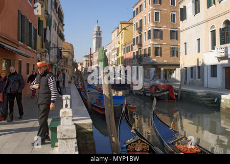 Rio di San Barnaba, Dorsoduro Venedig, Italien: besetzt Kanal und Straße, mit Ponte dei Pugni, und in der Ferne, der Turm von Chiesa dei Carmini Stockfoto