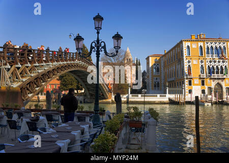 Die hölzerne Brücke Ponte dell'Accademia über den Grand Canal und die Palazzo Cavelli-Franchetti, San Marco, Venedig, Italien Stockfoto
