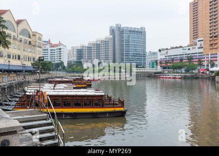 Bumboats vertäut am Clarke Quay am Singapore River bereit Touristen auf einer Flusskreuzfahrt. Bumboats wurden verwendet, um die Ladung in der Vergangenheit auf die Fähre. Stockfoto