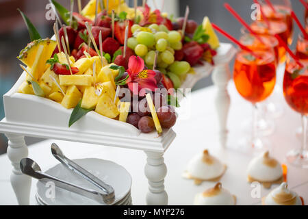 Bild von Erdbeer Cocktails, Erdbeeren und Trauben, Kuchen an einem Buffet Tisch Stockfoto