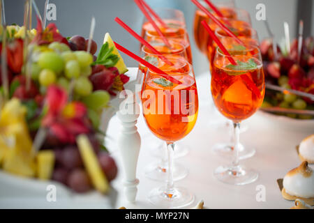Bild von Erdbeer Cocktails, Erdbeeren und Trauben, Kuchen an einem Buffet Tisch Stockfoto