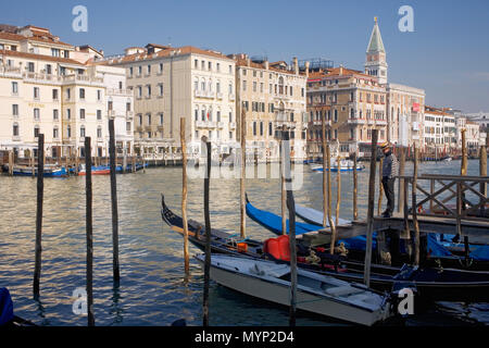 Grand Canal vom Campo della Salute, Dorsoduro Venedig, Italien: Über nach San Marco, mit einem gondoliere im Vordergrund warten auf Benutzerdefinierte Stockfoto