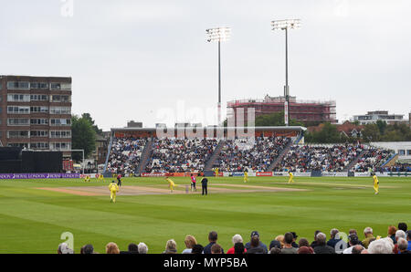 Eine große Menschenmenge in der 50 über Cricket Tour Match zwischen Sussex und Australien an der 1. zentralen County Boden in Hove. 07. Juni 2018 Stockfoto