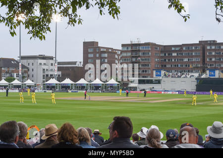 Eine große Menschenmenge in der 50 über Cricket Tour Match zwischen Sussex und Australien an der 1. zentralen County Boden in Hove. 07. Juni 2018 Stockfoto