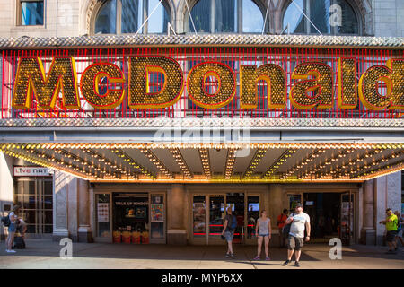 New York - Juni 2, 2018: Die Menschen laufen durch McDonald's Restaurant in New York. McDonald's ist die 2 erfolgreichsten Restaurant Franchise in der Welt mit Stockfoto