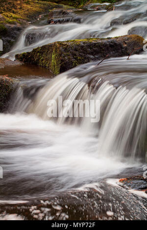 Stufen des fallenden Wassers in abstrakten in Hebden Beck, Hebden Bridge, Yorkshire Stockfoto