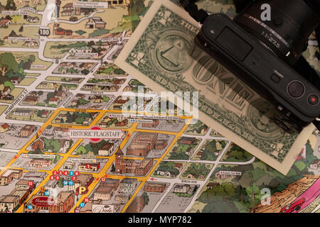 Detail der Karte Flagstaff, Arizona, USA mit Kamera und einem Dollar Bill, Reiseplanung und Vorbereitung Konzept, Dollar Bill gerade unter dem cout Stockfoto