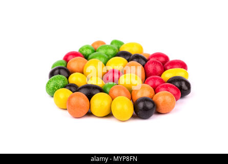 Ein Haufen von bunten Bonbons Erdnüsse in Schokolade auf weißem Hintergrund Stockfoto