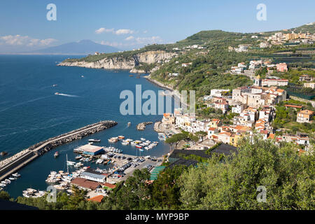 Blick über die Küste von Amalfi und Marina della Lobra auf die Bucht von Neapel mit dem Vesuv im Abstand, Marina della Lobra, Kampanien, Italien, Europa Stockfoto