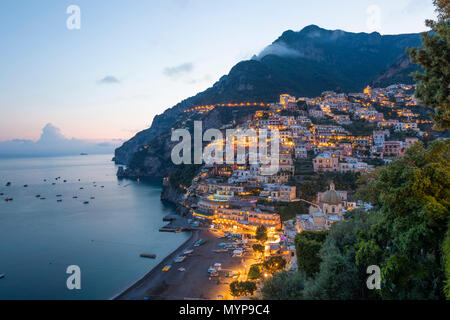 Blick über das Resort von Positano bei Sonnenuntergang, Positano, Amalfi, Kampanien, Italien, Europa Stockfoto