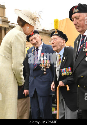 Die Princess Royal spricht mit Edward Morrison, 99 Jahre alt, während der nicht vergessen Verein jährliche Gartenparty am Buckingham Palace, London. Stockfoto