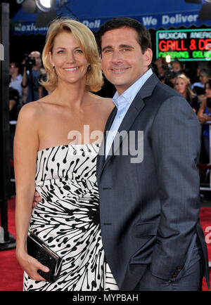 Steve Carell und Frau Nancy Mauern - Get Smart Premiere auf dem Westwood Village Theater in Los Angeles. Drei viertel Augenkontakt Lächeln 01 CareellSteve frau 01 Veranstaltung in Hollywood Leben - Kalifornien, Red Carpet Event, USA, Filmindustrie, Prominente, Fotografie, Bestof, Kunst, Kultur und Unterhaltung, prominente Mode, Besten, Hollywood Leben, Event in Hollywood Leben - Kalifornien, Roter Teppich und backstage, Musik Prominente, Topix, Paar, Familie (Mann und Frau) und Kids - Kinder, Brüder und Schwestern anfrage tsuni@Gamma-USA.com, Kredit Tsuni/USA, 2006 bis 2009 Stockfoto