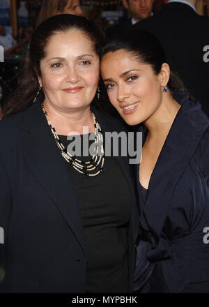 Salma Hayek und Mama bei der Ankunft im Poseidon Premiere auf der Chinese Theatre in Los Angeles. Mai 10, 2006.01 HayekSalma Mama 034 Veranstaltung in Hollywood Leben - Kalifornien, Red Carpet Event, USA, Filmindustrie, Prominente, Fotografie, Bestof, Kunst, Kultur und Unterhaltung, prominente Mode, Besten, Hollywood Leben, Event in Hollywood Leben - Kalifornien, Roter Teppich und backstage, Musik Prominente, Topix, Paar, Familie (Mann und Frau) und Kids - Kinder, Brüder und Schwestern anfrage tsuni@Gamma-USA.com, Kredit Tsuni/USA, 2006 bis 2009 Stockfoto