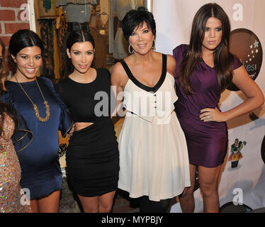 Kourtney Kardashian, Kim, Kris Jenner und Khloe - Berühmte Cupcakes Beverly Hills Grand Opening 01 Kardashian Kourtney Kim KrisJenner Khloe 01 Veranstaltung in Hollywood Leben - Kalifornien, Red Carpet Event, USA, Filmindustrie, Prominente, Fotografie, Bestof, Kunst, Kultur und Unterhaltung, prominente Mode, Besten, Hollywood Leben, Event in Hollywood Leben - Kalifornien, Roter Teppich und backstage, Musik Prominente, Topix, Paar, Familie (Mann und Frau) und Kids - Kinder, Brüder und Schwestern anfrage tsuni@Gamma-USA.com, Kredit Tsuni/USA, 2006 bis 2009 Stockfoto