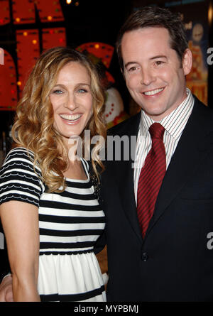 Sarah Jessica Parker und Ehemann Matthew Broderick Ankunft an Deck die Hallen Premiere auf der Chinese Theatre in Los Angeles. 2/3 Lächeln 01 BroderickM ParkerSarahJ Event in Hollywood Leben - Kalifornien, Red Carpet Event, USA, Filmindustrie, Prominente, Fotografie, Bestof, Kunst, Kultur und Unterhaltung, prominente Mode, Besten, Hollywood Leben, Event in Hollywood Leben - Kalifornien, Roter Teppich und backstage, Musik Prominente, Topix, Paar, Familie (Mann und Frau) und Kids - Kinder, Brüder und Schwestern anfrage tsuni@Gamma-USA.com, Kredit Tsuni/USA, 2006 bis 2009 Stockfoto