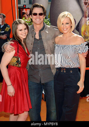 Jim Carrey mit Tochter Jane Erin und Jenny McCarthy Horton hört ein Hu! Premiere an der Westwood Theatre in Los Angeles. Drei viertel Augenkontakt Lächeln 02 CarreyJim McCarhyJenny JaneErin 02 Event in Hollywood Leben - Kalifornien, Red Carpet Event, USA, Filmindustrie, Prominente, Fotografie, Bestof, Kunst, Kultur und Unterhaltung, prominente Mode, Besten, Hollywood Leben, Event in Hollywood Leben - Kalifornien, Roter Teppich und backstage, Musik Prominente, Topix, Paar, Familie (Mann und Frau) und Kids - Kinder, Brüder und Schwestern anfrage tsuni@Gamma-USA.com, Kredit Tsuni/USA Stockfoto