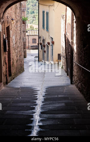 Mittelalterliche engen Sreet in Asciano, Italien Stockfoto