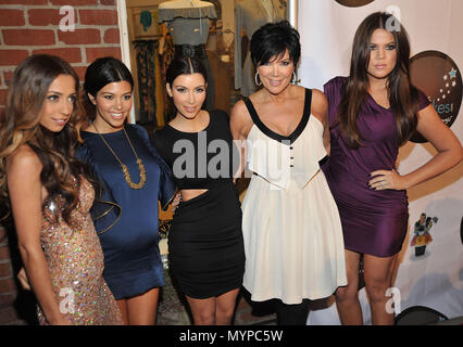 Kourtney Kardashian, Kim, Kris Jenner und Khloe - Berühmte Cupcakes Beverly Hills Grand Opening 02 Kardashian Kourtney Kim KrisJenner Khloe 02 Veranstaltung in Hollywood Leben - Kalifornien, Red Carpet Event, USA, Filmindustrie, Prominente, Fotografie, Bestof, Kunst, Kultur und Unterhaltung, prominente Mode, Besten, Hollywood Leben, Event in Hollywood Leben - Kalifornien, Roter Teppich und backstage, Musik Prominente, Topix, Paar, Familie (Mann und Frau) und Kids - Kinder, Brüder und Schwestern anfrage tsuni@Gamma-USA.com, Kredit Tsuni/USA, 2006 bis 2009 Stockfoto