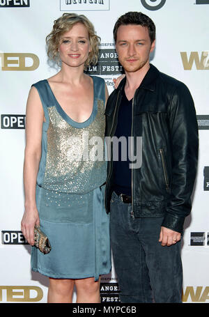 James McAvoy und Frau Anne Marie Duff - Wollte Premiere und Eröffnung des LA Film Festival auf dem Westwood Village Theater in Los Angeles. Drei viertel Augenkontakt 02 McAvoyJames frau 02 Veranstaltung in Hollywood Leben - Kalifornien, Red Carpet Event, USA, Filmindustrie, Prominente, Fotografie, Bestof, Kunst, Kultur und Unterhaltung, prominente Mode, Besten, Hollywood Leben, Event in Hollywood Leben - Kalifornien, Roter Teppich und backstage, Musik Prominente, Topix, Paar, Familie (Mann und Frau) und Kids - Kinder, Brüder und Schwestern anfrage tsuni@Gamma-USA.com, Kredit Tsuni/USA, 200 Stockfoto