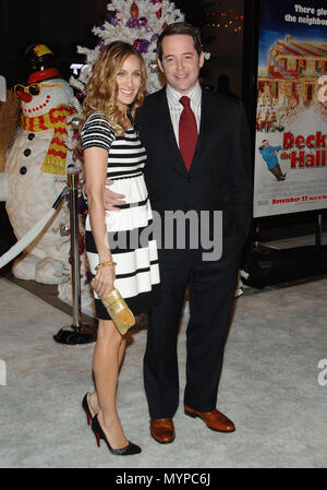 Sarah Jessica Parker und Ehemann Matthew Broderick Ankunft an Deck die Hallen Premiere auf der Chinese Theatre in Los Angeles. in voller Länge lächeln Blickkontakt 02 BroderickM ParkerSarahJ Event in Hollywood Leben - Kalifornien, Red Carpet Event, USA, Filmindustrie, Prominente, Fotografie, Bestof, Kunst, Kultur und Unterhaltung, prominente Mode, Besten, Hollywood Leben, Event in Hollywood Leben - Kalifornien, Roter Teppich und backstage, Musik Prominente, Topix, Paar, Familie (Mann und Frau) und Kids - Kinder, Brüder und Schwestern anfrage tsuni@Gamma-USA.com, Kredit Tsuni/USA, 2006, 200 Stockfoto