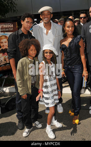 Will Smith, Ehefrau Jada Pinkett Smith, Söhne von Trey, Jaden und Tochter Willow Smith-Kitt Kittredge - Ein amerikanisches Mädchen Premiere an der Waldung Theater in Los Angeles. in voller Länge Augenkontakt smile Familie 02 SmithWill family 002 Veranstaltung in Hollywood Leben - Kalifornien, Red Carpet Event, USA, Filmindustrie, Prominente, Fotografie, Bestof, Kunst, Kultur und Unterhaltung, prominente Mode, Besten, Hollywood Leben, Event in Hollywood Leben - Kalifornien, Roter Teppich und backstage, Musik Prominente, Topix, Paar, Familie (Mann und Frau) und Kids - Kinder, Brüder und Schwestern Anfrage tsuni @ Gamm Stockfoto