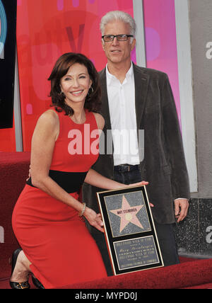 Mary Steenburgen Ted Danson 03 - Mary Steenburgen geehrt mit einem Stern auf dem Hollywood Walk of Fame in Los Angeles. 03 Mary Steenburgen Ted Danson 03 Veranstaltung in Hollywood Leben - Kalifornien, Red Carpet Event, USA, Filmindustrie, Prominente, Fotografie, Bestof, Kunst, Kultur und Unterhaltung, prominente Mode, Besten, Hollywood Leben, Event in Hollywood Leben - Kalifornien, Roter Teppich und backstage, Musik Prominente, Topix, Paar, Familie (Mann und Frau) und Kids - Kinder, Brüder und Schwestern anfrage tsuni@Gamma-USA.com, Kredit Tsuni/USA, 2006 bis 2009 Stockfoto