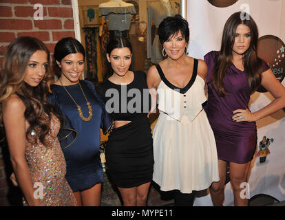 Kourtney Kardashian, Kim, Kris Jenner und Khloe - Berühmte Cupcakes Beverly Hills Grand Opening 03  Kourtney Kardashian Kim KrisJenner Khloe 03 Veranstaltung in Hollywood Leben - Kalifornien, Red Carpet Event, USA, Filmindustrie, Prominente, Fotografie, Bestof, Kunst, Kultur und Unterhaltung, prominente Mode, Besten, Hollywood Leben, Event in Hollywood Leben - Kalifornien, Roter Teppich und backstage, Musik Prominente, Topix, Paar, Familie (Mann und Frau) und Kids - Kinder, Brüder und Schwestern anfrage tsuni@Gamma-USA.com, Kredit Tsuni/USA, 2006 bis 2009 Stockfoto