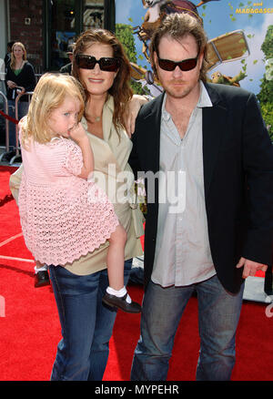 Brooke Shields mit Tochter Rowan und Ehemann Chris Henchy Ankunft ÜBER DIE HECKE Premiere an der Westwood Theatre in Los Angeles. April 30, 2006.03 ShieldsBr Mann daught Ereignis in Hollywood Leben - Kalifornien, Red Carpet Event, USA, Filmindustrie, Prominente, Fotografie, Bestof, Kunst, Kultur und Unterhaltung, prominente Mode, Besten, Hollywood Leben, Event in Hollywood Leben - Kalifornien, Roter Teppich und backstage, Musik Prominente, Topix, Paar, Familie (Mann und Frau) und Kids - Kinder, Brüder und Schwestern anfrage tsuni@Gamma-USA.com, Kredit Tsuni/USA, 2006 20. Stockfoto