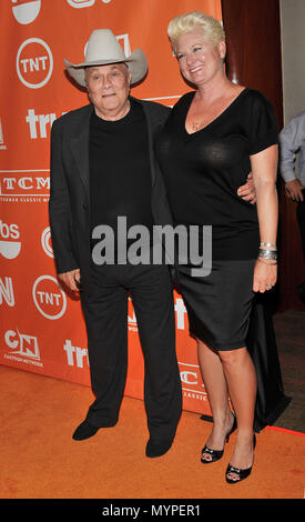 Tony Curtis und seine Frau Jill Vandenberg Curtis - TNT tca Sommer 2008 im The Beverly Hilton in Los Angeles. in voller Länge Augenkontakt Lächeln 04 CurtisTony Jill Vandenberg Curtis 04 Veranstaltung in Hollywood Leben - Kalifornien, Red Carpet Event, USA, Filmindustrie, Prominente, Fotografie, Bestof, Kunst, Kultur und Unterhaltung, prominente Mode, Besten, Hollywood Leben, Event in Hollywood Leben - Kalifornien, Roter Teppich und backstage, Musik Prominente, Topix, Paar, Familie (Mann und Frau) und Kids - Kinder, Brüder und Schwestern anfrage tsuni@Gamma-USA.com, Kredit Tsuni/USA, 2006 bis 2009 Stockfoto