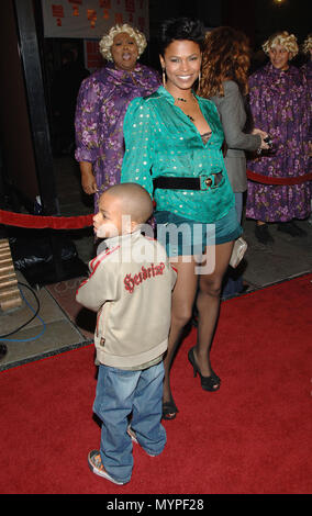 Nia Long und Sohn ankommen in der BIG MOMMA HAUS 2 Premiere auf der Chinese Theatre in Los Angeles. Januar 25, 2006.04 LongNia Sohn 111 Veranstaltung in Hollywood Leben - Kalifornien, Red Carpet Event, USA, Filmindustrie, Prominente, Fotografie, Bestof, Kunst, Kultur und Unterhaltung, prominente Mode, Besten, Hollywood Leben, Event in Hollywood Leben - Kalifornien, Roter Teppich und backstage, Musik Prominente, Topix, Paar, Familie (Mann und Frau) und Kids - Kinder, Brüder und Schwestern anfrage tsuni@Gamma-USA.com, Kredit Tsuni/USA, 2006 bis 2009 Stockfoto