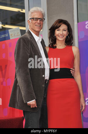 Mary Steenburgen Ted Danson 05 - Mary Steenburgen geehrt mit einem Stern auf dem Hollywood Walk of Fame in Los Angeles. 05 Mary Steenburgen Ted Danson 05 Veranstaltung in Hollywood Leben - Kalifornien, Red Carpet Event, USA, Filmindustrie, Prominente, Fotografie, Bestof, Kunst, Kultur und Unterhaltung, prominente Mode, Besten, Hollywood Leben, Event in Hollywood Leben - Kalifornien, Roter Teppich und backstage, Musik Prominente, Topix, Paar, Familie (Mann und Frau) und Kids - Kinder, Brüder und Schwestern anfrage tsuni@Gamma-USA.com, Kredit Tsuni/USA, 2006 bis 2009 Stockfoto