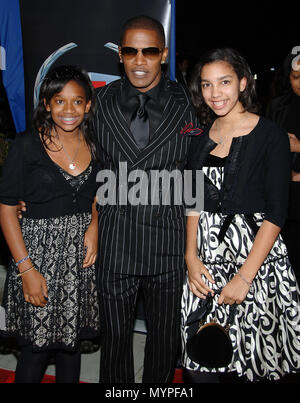 Jamie Foxx und Töchter bei der Ankunft im Traum Mädchen Premiere auf dem Wilshire Theatre in Los Angeles. 3/4 Blickkontakt 05 FoxxJamie Töchter Ereignis in Hollywood Leben - Kalifornien, Red Carpet Event, USA, Filmindustrie, Prominente, Fotografie, Bestof, Kunst, Kultur und Unterhaltung, prominente Mode, Besten, Hollywood Leben, Event in Hollywood Leben - Kalifornien, Roter Teppich und backstage, Musik Prominente, Topix, Paar, Familie (Mann und Frau) und Kids - Kinder, Brüder und Schwestern anfrage tsuni@Gamma-USA.com, Kredit Tsuni/USA, 2006 bis 2009 Stockfoto