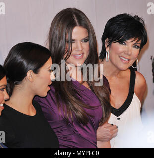 Kim, Khloe Kardashian und Kris Jenner - Berühmte Cupcakes Beverly Hills Grand Opening 05 Kardashian Kim, Khloe und Mamma Kris Jenner 05 Veranstaltung in Hollywood Leben - Kalifornien, Red Carpet Event, USA, Filmindustrie, Prominente, Fotografie, Bestof, Kunst, Kultur und Unterhaltung, prominente Mode, Besten, Hollywood Leben, Event in Hollywood Leben - Kalifornien, Roter Teppich und backstage, Musik Prominente, Topix, Paar, Familie (Mann und Frau) und Kids - Kinder, Brüder und Schwestern anfrage tsuni@Gamma-USA.com, Kredit Tsuni/USA, 2006 bis 2009 Stockfoto