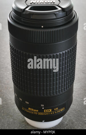 Athen, Griechenland - 22. Mai 2018: Nikon AF-Nikkor 70-300 1:4,5-6.3G ED VR DX-Objektiv Stockfoto
