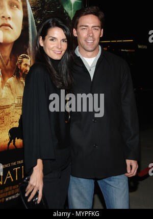 Angie Harmon und Ehemann Jason Sehorn Ankunft an der Krippe Geschichte Premiere an der Akademie für Kunst und Wissenschaft in Los Angeles. 3/4 lächeln Blickkontakt 05 HarmonAngie SehornJason Event in Hollywood Leben - Kalifornien, Red Carpet Event, USA, Filmindustrie, Prominente, Fotografie, Bestof, Kunst, Kultur und Unterhaltung, prominente Mode, Besten, Hollywood Leben, Event in Hollywood Leben - Kalifornien, Roter Teppich und backstage, Musik Prominente, Topix, Paar, Familie (Mann und Frau) und Kids - Kinder, Brüder und Schwestern anfrage tsuni@Gamma-USA.com, Kredit Tsuni/USA, Stockfoto