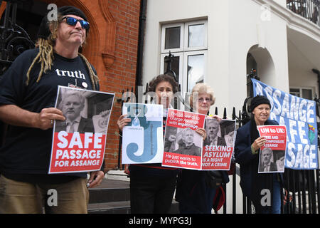 Anhänger von Julian Assange außerhalb der ecuadorianischen Botschaft in London als Vertreter der Australischen hohe Kommission hat die WikiLeaks Gründer besucht. Stockfoto