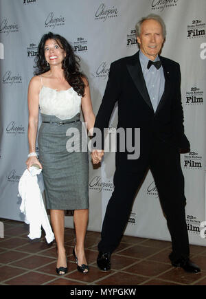 Clint Eastwood und Frau Dinah Ankunft auf dem SBIFF (Santa Barbara int. Film Festival) Leistung des Jahres Auszeichnungen am Arlington Theater in Santa Barbara. volle Länge Augenkontakt 06 EastwoodClint Dina 06 Veranstaltung in Hollywood Leben - Kalifornien, Red Carpet Event, USA, Filmindustrie, Prominente, Fotografie, Bestof, Kunst, Kultur und Unterhaltung, prominente Mode, Besten, Hollywood Leben, Event in Hollywood Leben - Kalifornien, Roter Teppich und backstage, Musik Prominente, Topix, Paar, Familie (Mann und Frau) und Kids - Kinder, Brüder und Schwestern anfrage tsuni@Gamma-USA.com, Cr Stockfoto